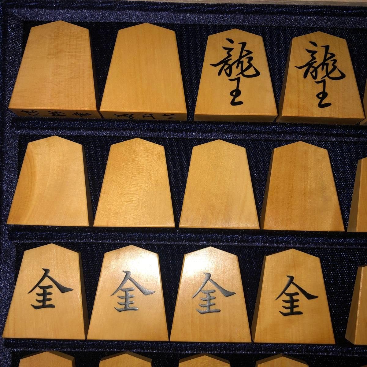 将棋の駒 天童 山上作 黄楊上彫 手彫 余り歩1 桐箱付き 歩将棋駒