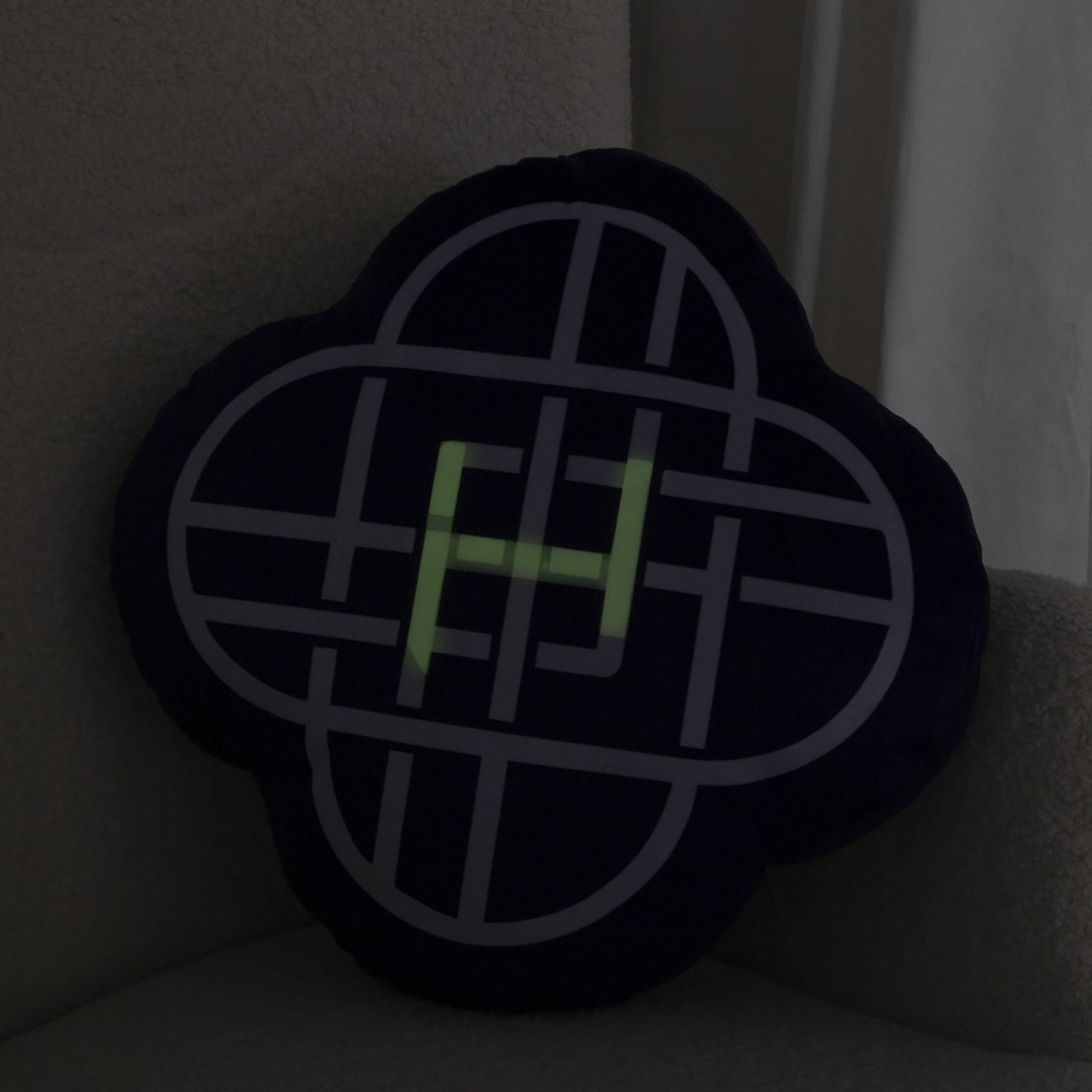 Cuscino sagomato con licenza ufficiale K-Pop Demon Hunters | Design Huntrix lampeggiante | Emblema che si illumina al buio | Perfetto per l'arredamento della camera da letto o del soggiorno 40 x 40 cm