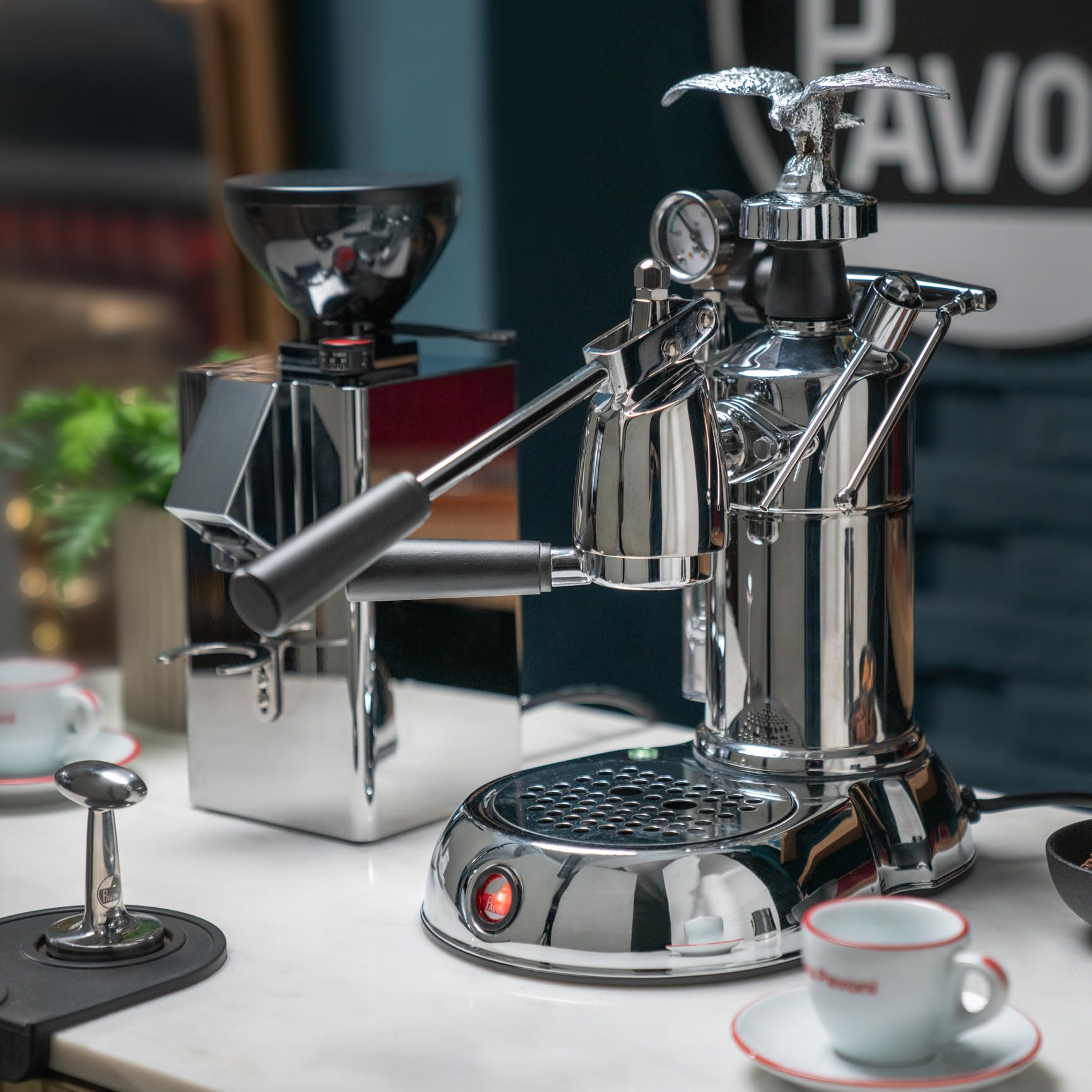 La Pavoni Milano, Macchina Caffè Espresso a Leva LPLMLN01EU, Riscaldamento a Caldaia con Manometro, Serbatoio Acqua 1,6L, 2 Portafiltri da 52 mm e Filtro 1/2 Tazze/Competizione, 950 W, Ottone Cromato