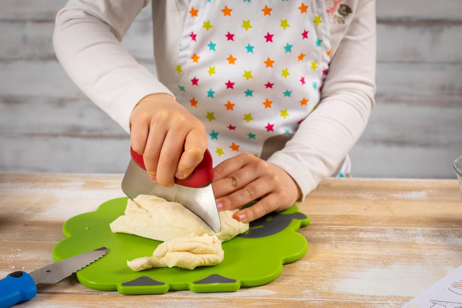 Kuhn Rikon Kinderkitchen Kids Cutting Set, 2 Pieces, Green/Black/Red | Sheep Cutting Board & Cat Mezzaluna Knife With Blade Protector | Child-Friendly Cutting Tools for Real Cooking