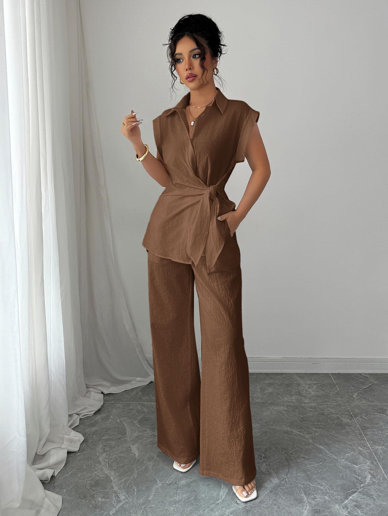 Completo da Donna In Due Pezzi Di Cotone, Composto da Camicia A Maniche Corte con Cintura In Vita E Pantaloni A Gamba Larga A Vita Alta. Set Elegante E Casual Estivo, Perfetto per L'Uffici