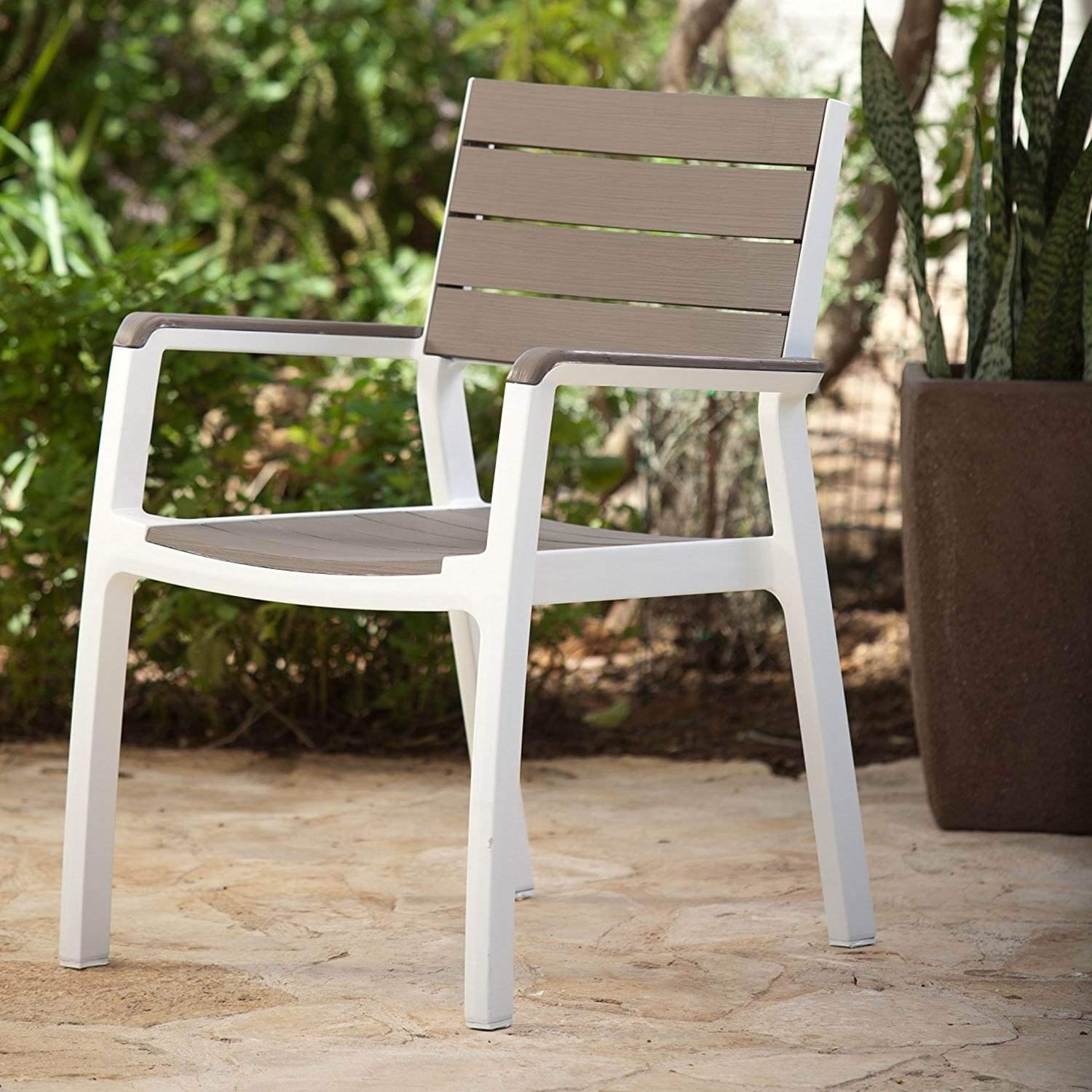 Keter Harmony - Set di 2 sedie impilabili per interni ed esterni, per sala da pranzo e intrattenimento, 2 pezzi, colore cappuccino e bianco