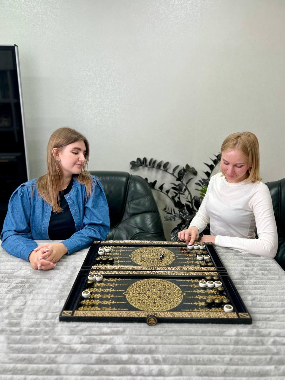 Backgammon di lusso "Leone d'oro" – Realizzato a mano in pietra acrilica e resina – 58 × 28 cm – Design reale e regalo con personalizzazione (Premium Size 58 cm)