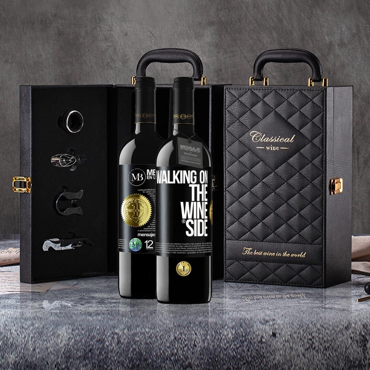«Walking on the Wine Side» Mensaje en una Botella. Estuche-Maletín de LUJO 2x Vino Tinto Premium Reserva 12 Meses y Set de 4 Accesorios. Etiqueta Negra PERSONALIZABLE