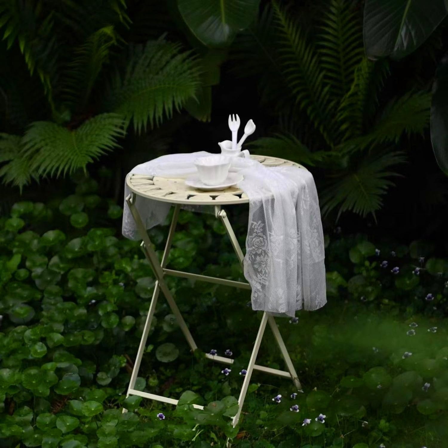 Tavolino rotondo pieghevole in metallo da patio, piccolo tavolino d'accento per giardino, balcone, soggiorno, bistrò, prato, versatile per interni ed esterni, elegante design bianco