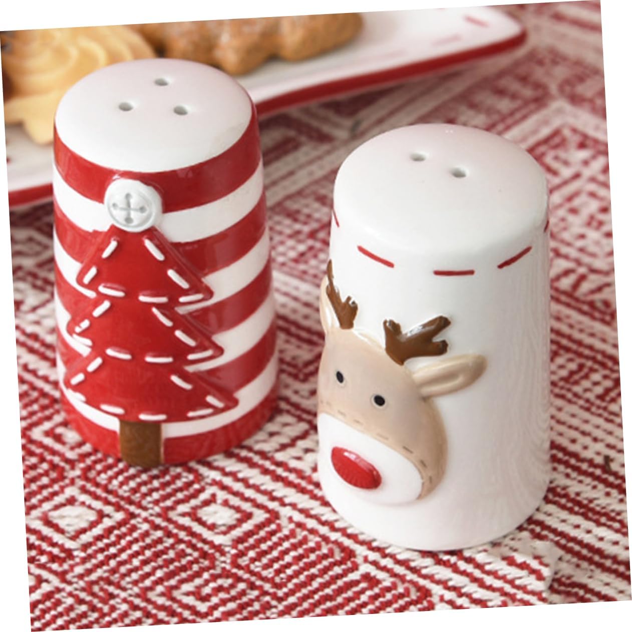 2pcs Adorable Ceramic Pepper and Salt Shaker Embossed Design for Christmas Space-saving Seasoning Containers for Family Gatherings and Outdoor Bbqs