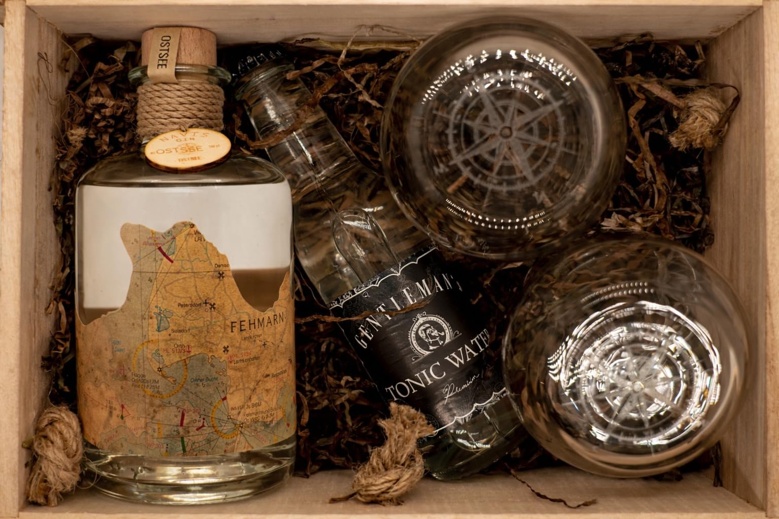 Navis Geschenkset – 0,5L Premium Gin mit 1 Flasche Gentleman's Tonic & 2 Gläsern mit Kompass-Gravur – Nachhaltig verpackt in maritimer Holzkiste (Navis Geschenkkset "OSTSEE")