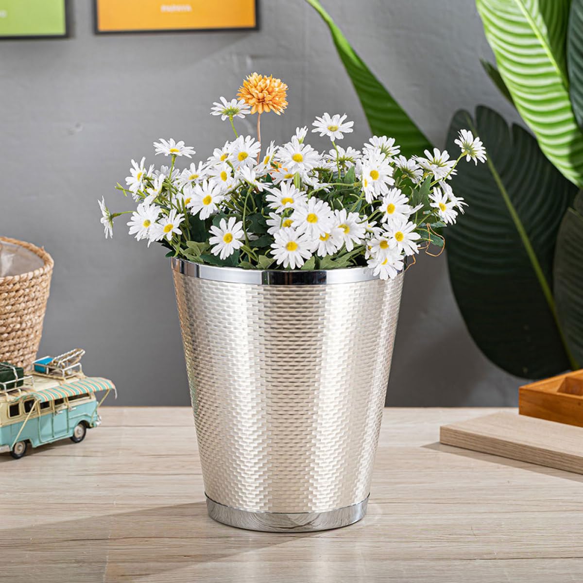 Metal Wastebasket Trash Can for Bedroom and Office, Silver Metal Garbage Bin with Open Top Design, Household Recycling Bin Suitable for Living Room and Outdoor Use