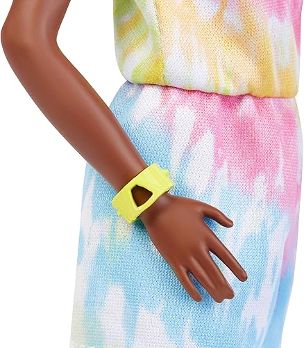 Miniatura 4 de Barbie Fashionistas - Muñeca alta, afro rubia con bocanadas laterales, mameluco de teñido anudado, tenis, pulsera amarilla, juguete para niños de 3