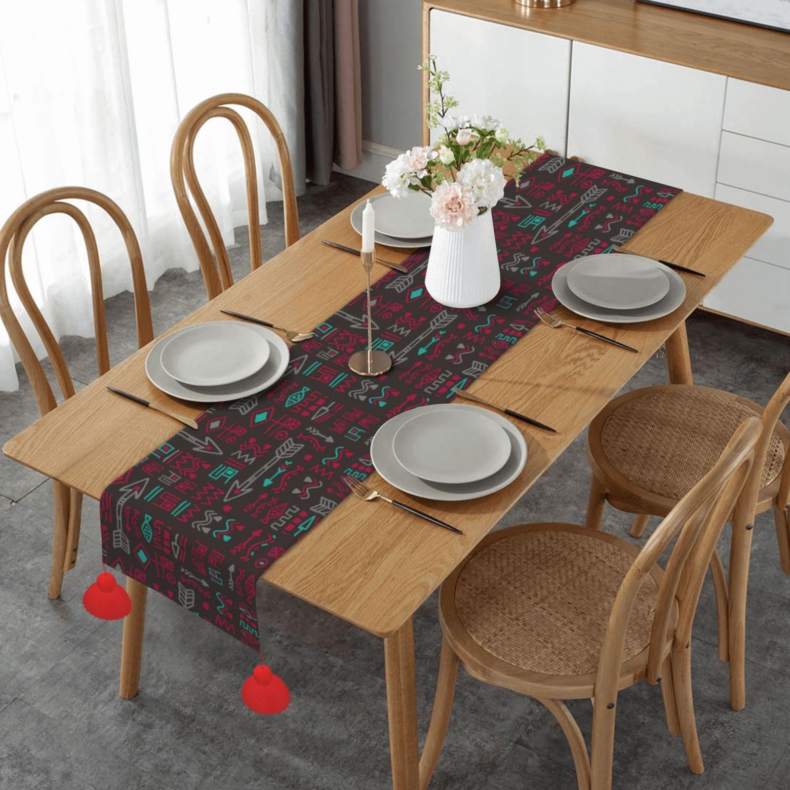 Chemin de table de Noël antitache avec pompons pour protéger et décorer votre salle à manger