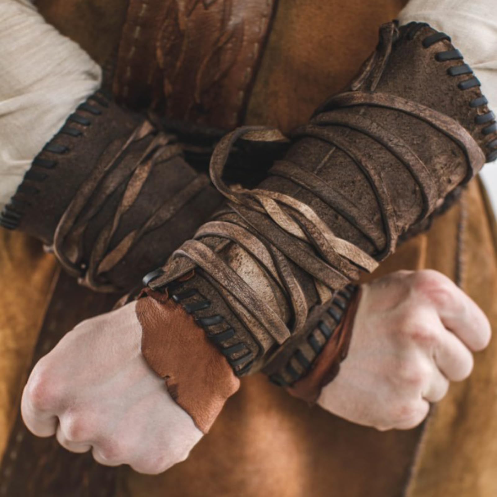 del braccio in pelle medievale - Bracciali in pelle sintetica, bracciali | gotici | Classic Medieval Inspired Faux Guards con cinghie resistenti, costume fantasy per il di ruolo e il
