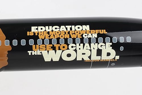 Miniatura 9 de Skymarks Daron Alaska 737-900ER Compromiso 1/100 con madera y engranaje SKR8287