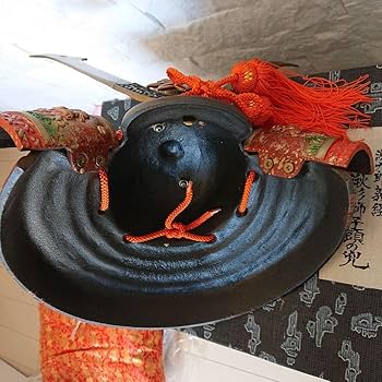 源九郎義経　獅子頭の出世兜の置物 Amazon | 源九郎 義経 長 鍬形 獅子頭の兜 出世兜 | 兜飾り