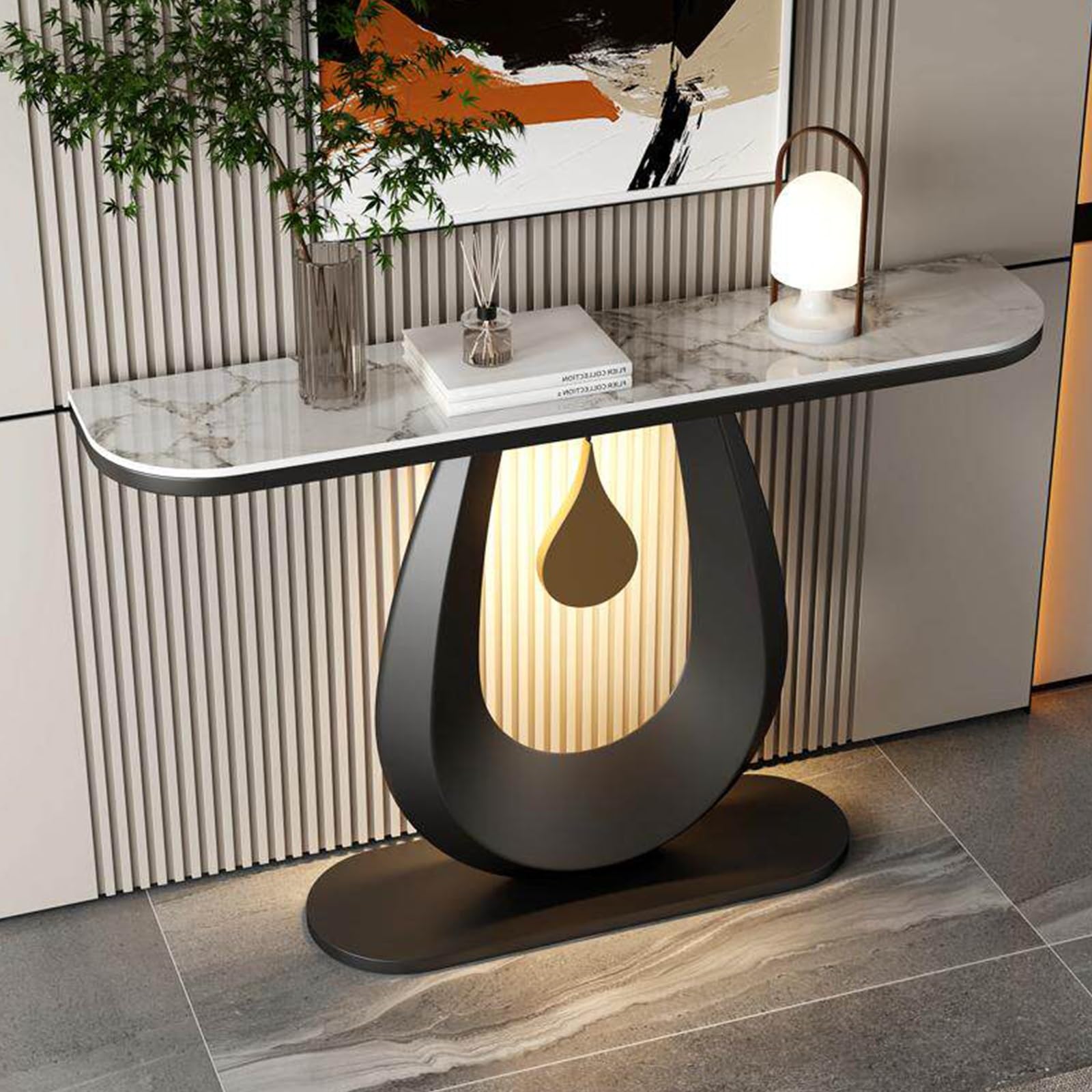 Mesa estrecha de entrada para organizar el recibidor y decorar detrás del sofá negro