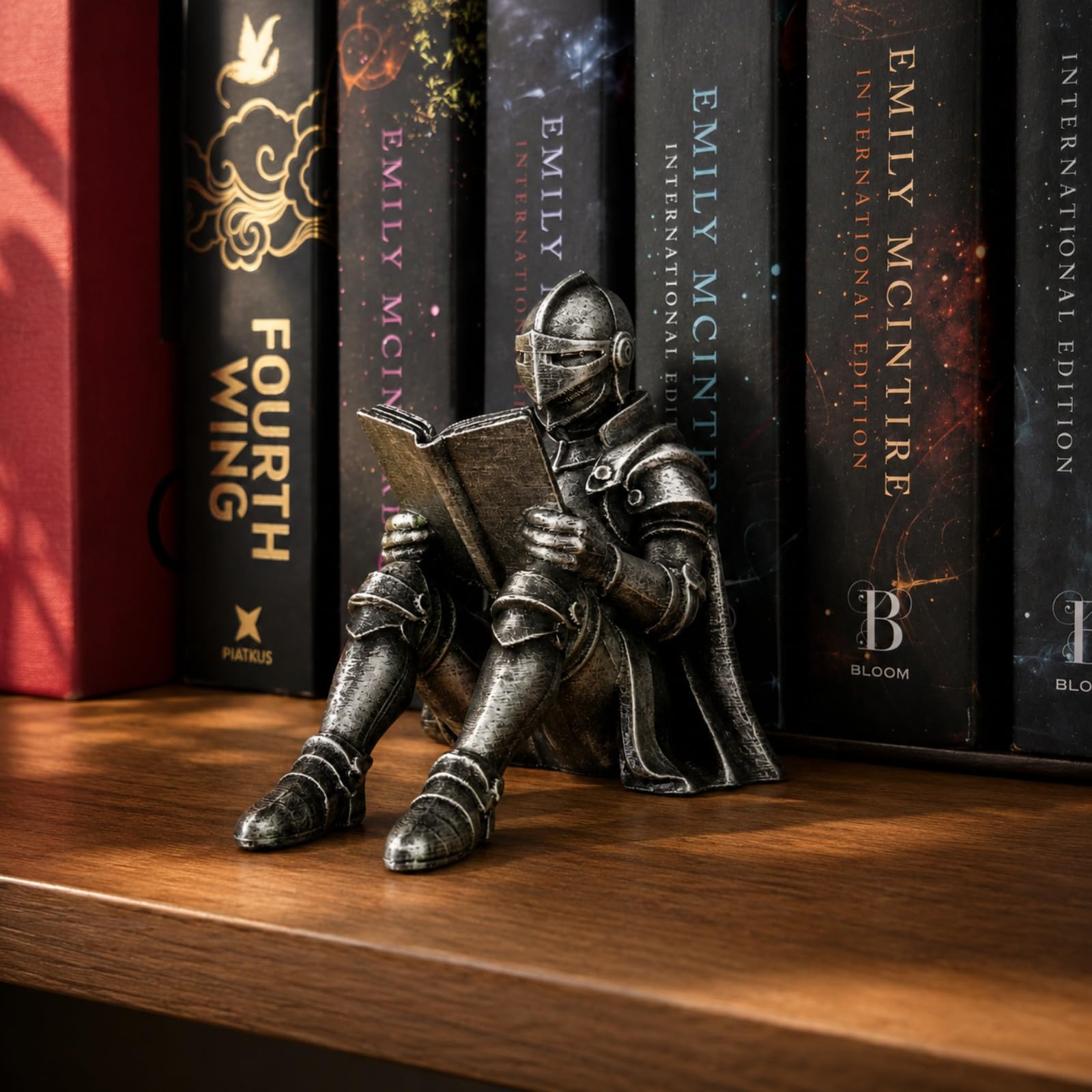 ZBELLO Medieval Knight Bookend for Bookshelf, Detailed Knight Figurine Decor, Fantasy Bookshelf Decoration for Readers & Book Lovers, Unique Gift for Bookworms (01,9 * 8 * 20cm)