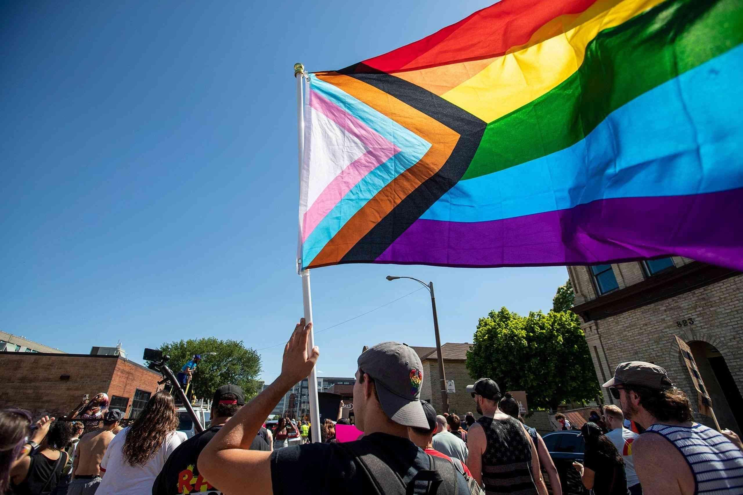 ROTERDON Progress Pride - Bandera arcoíris de 6 x 10 pies, colores vivos y a prueba de decoloración, a prueba de rayos UV, gay, transgénero, bisexual, lesbiana, LGBT, bandera de poliéster con ojales
