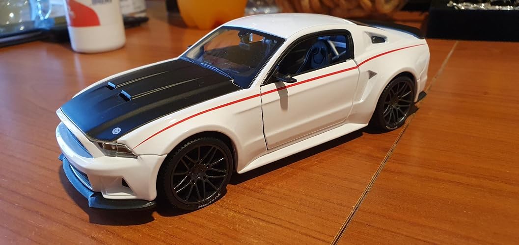 Maisto 31506W 1:24 2014 Ford Mustang Street Racer, Assorted