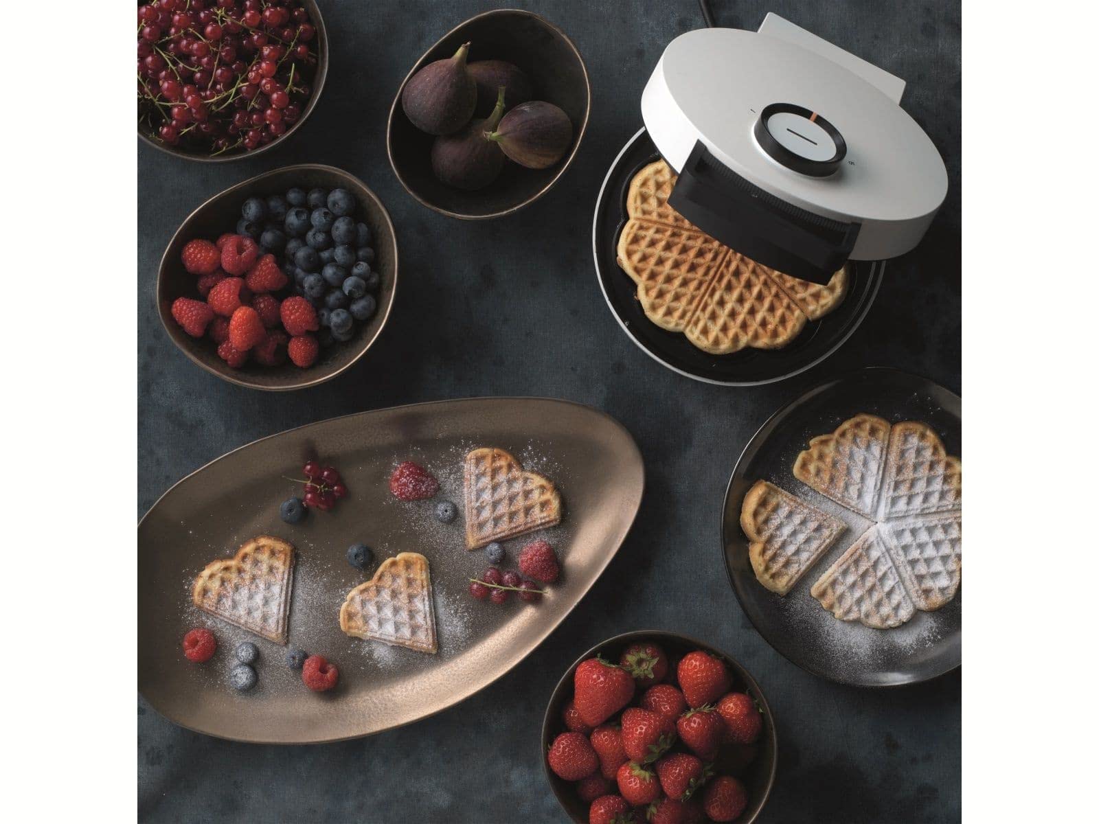 Trebs 13100 Ferro per waffle, Forma a cuore, 5 impostazioni di temperatura, Doppio rivestimento antiaderente, Ripostiglio verticale, Manico isolato termicamente, Piedini antiscivolo, Bianco
