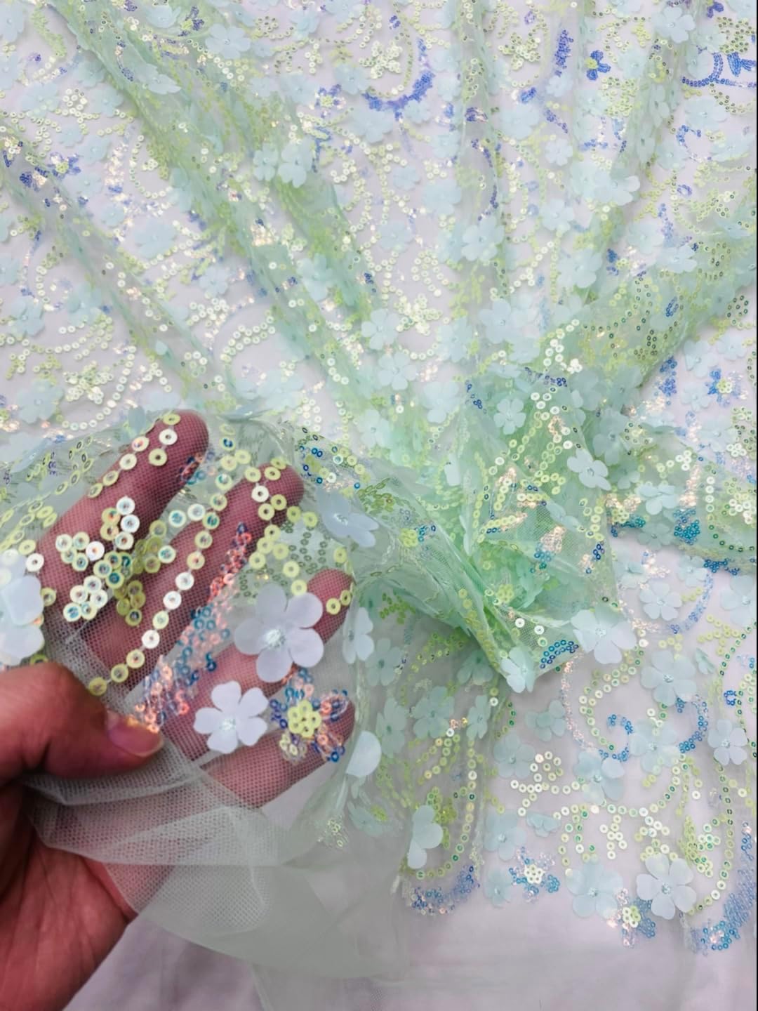 Floral Sequin Embroidered Mesh Lace Fabric with Sheer Base, Delicate Flower Pattern (绿色)