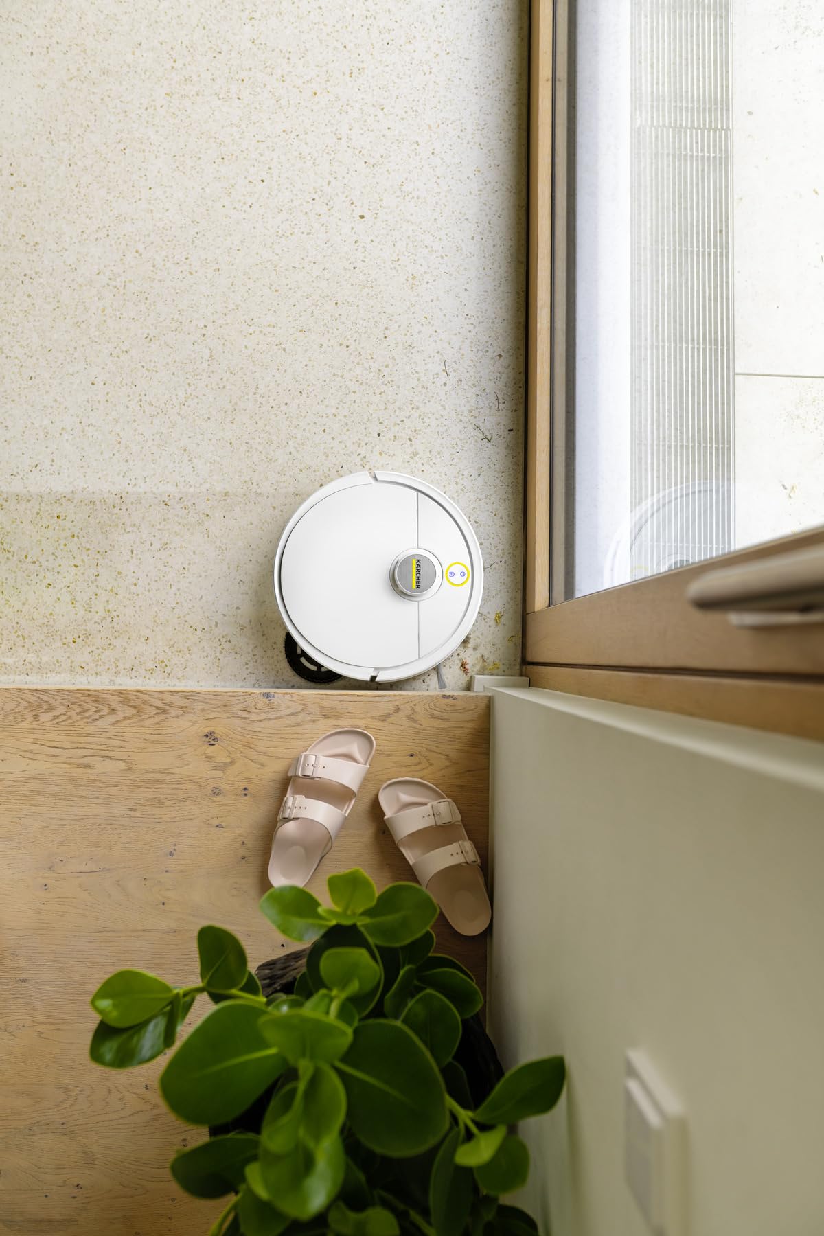 KÄRCHER RVM 4 Comfort Extra robot aspirapavimenti con dischi in microfibra rotanti sollevabili, 15.000 Pa, navigazione LiDAR, laser dual-line, durata 160 min, stazione di ricarica e pulizia