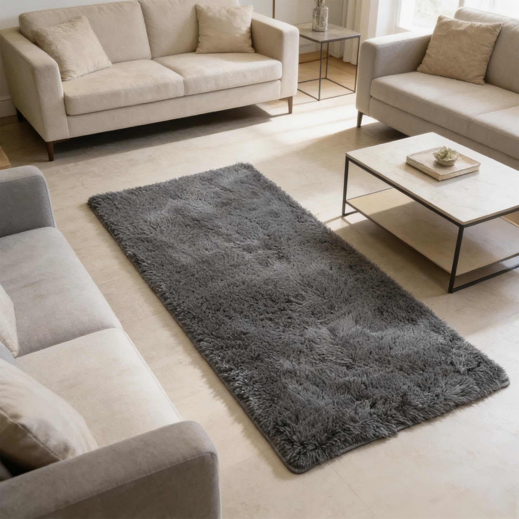 Tapis de salon moelleux gris pour créer une ambiance cosy dans votre chambre