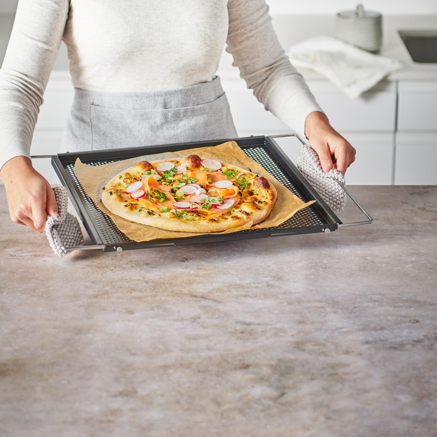 Betty Bossi Backblech gelocht – Ausziehbares Backblech 40–68 cm – antihaftbeschichtetes Lochblech aus Metall – hitzebeständig & platzsparend für jeden Backofen