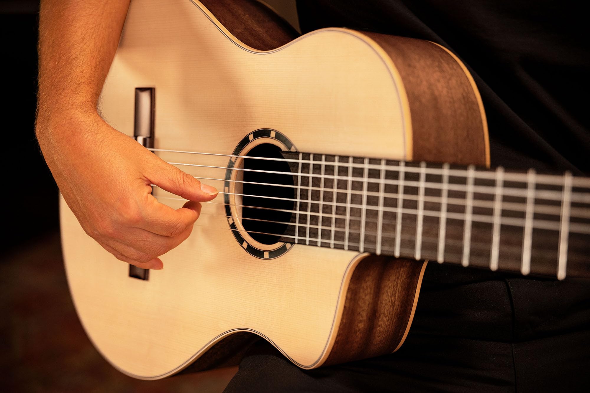 Ortega Guitars Family Series Pro - Guitarra de concierto de 7 cuerdas, electroacústica, abeto y sapele con acabado satinado, color natural, incluye funda (RCE133-7)