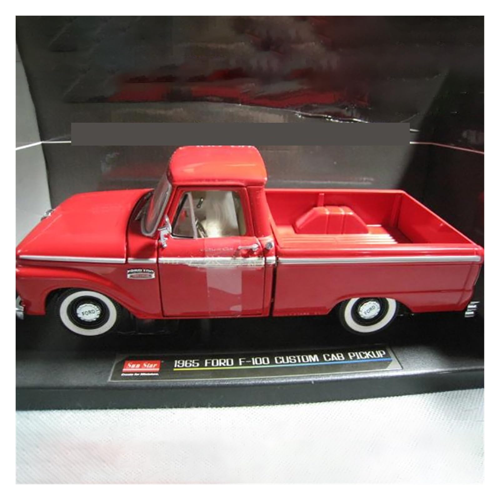 新品未開封　フォード F100 トラック 1/18スケールダイキャストメタル ダイキャスト合金トラック 1:18 スケールフォード F100