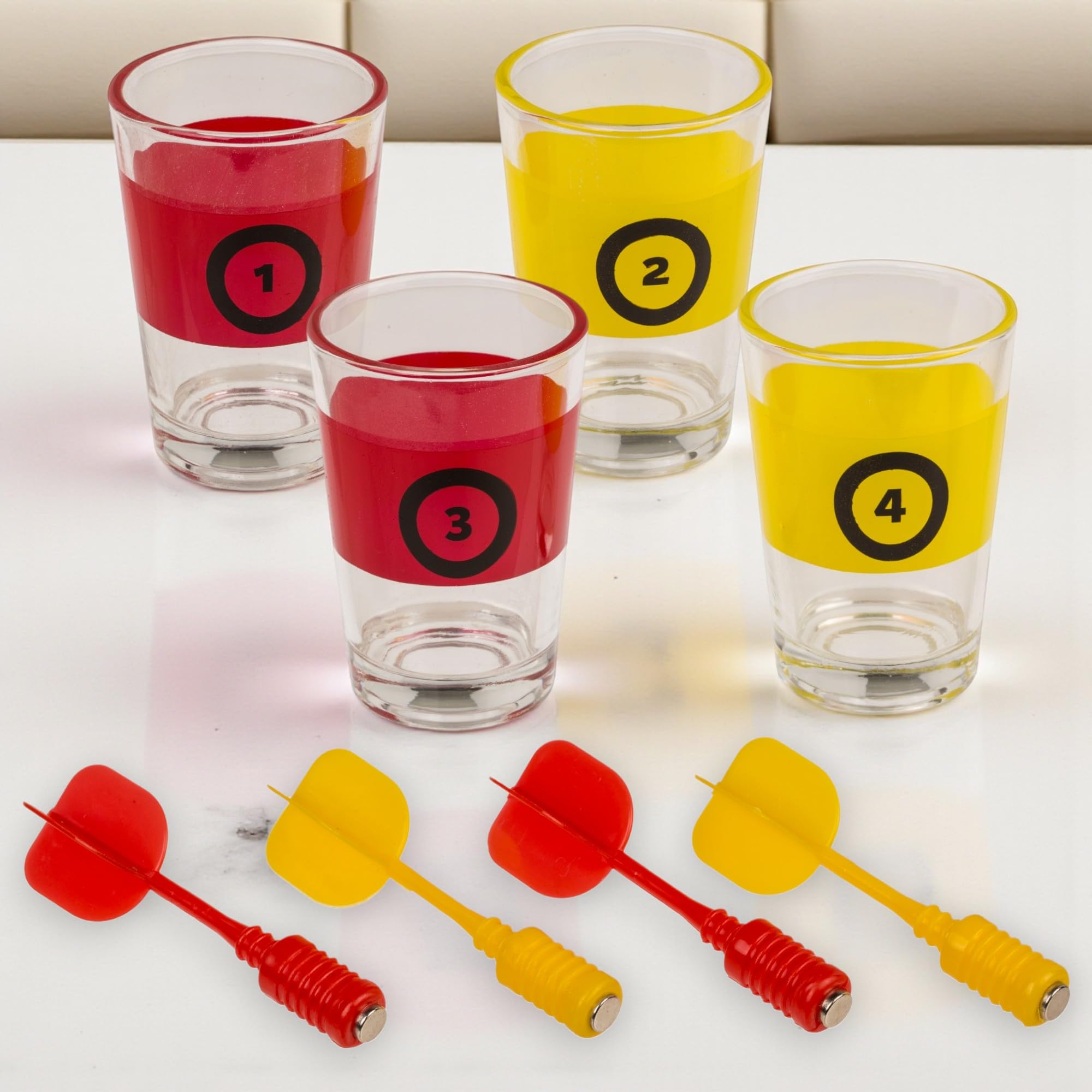 MIJOMA Dart Trinkspiel – Partyspiel mit Dartscheibe, 4 Shotgläsern & 4 Darts – witziges Trinkspiel für Erwachsene, Geburtstag, Junggesellenabschied, WG-Party