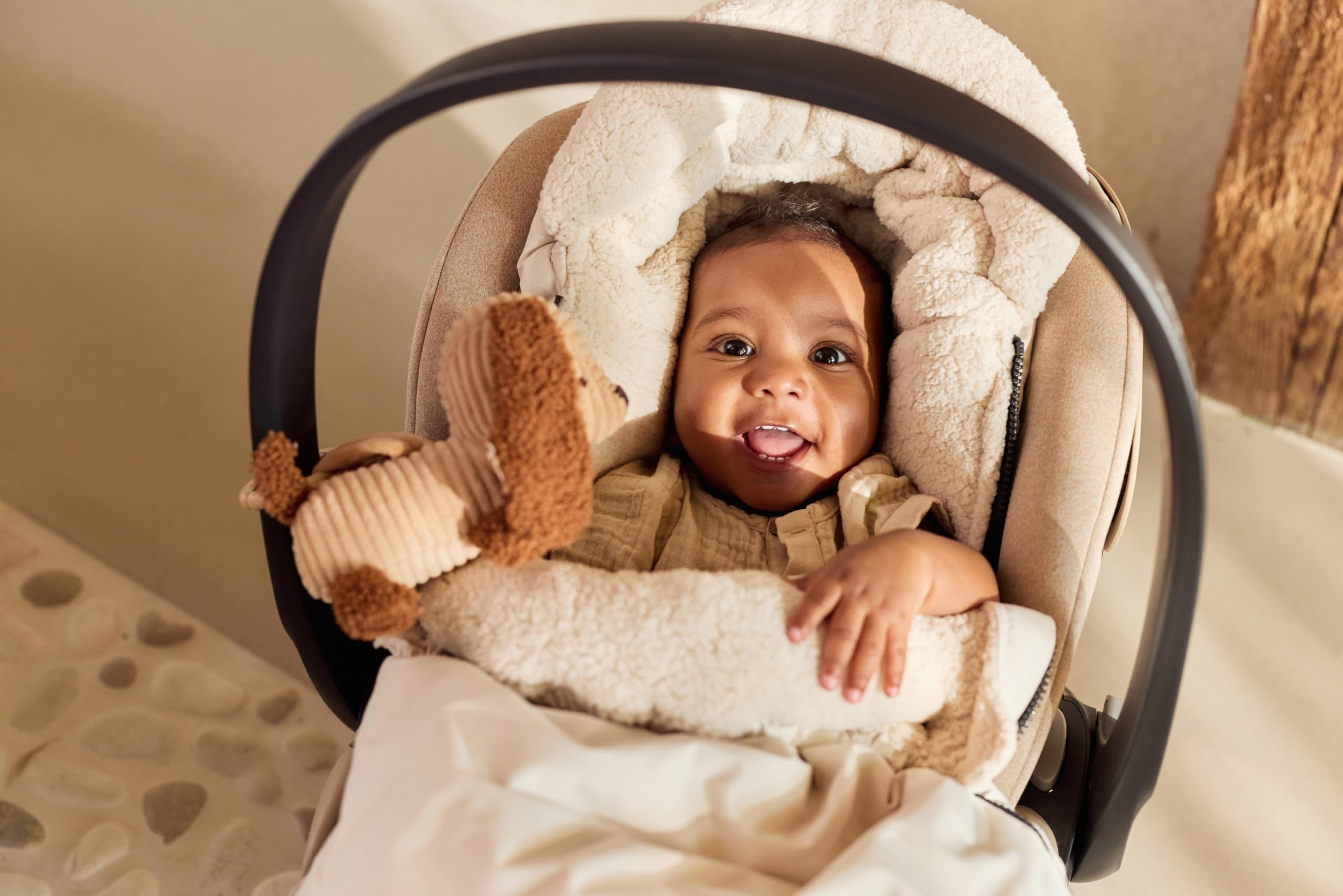 Jollein Fußsack Embossed – Sand – Für Babyschale Kinderautositz Gruppe 0+ und Kinderwagen – Für 3-Punkt- und 5-Punkt-Gurt – Geprägtes Design und Fleecefutter