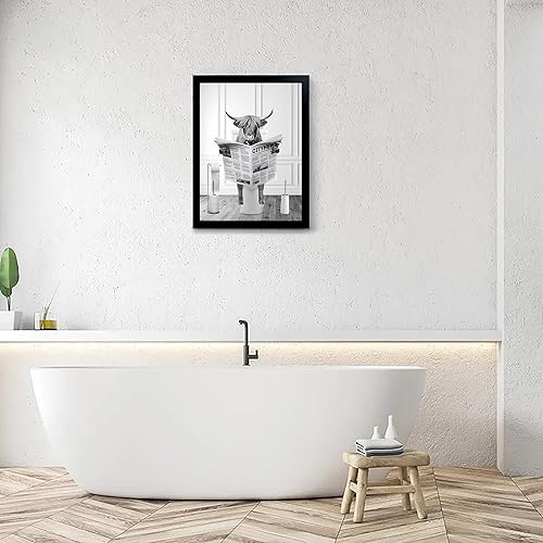 Vista 62 de YongArt Decoración de baño enmarcada en negro, divertido arte de pared de vaca de las tierras altas en bañera, 8 x 10 pulgadas Arte de pared de vaca
