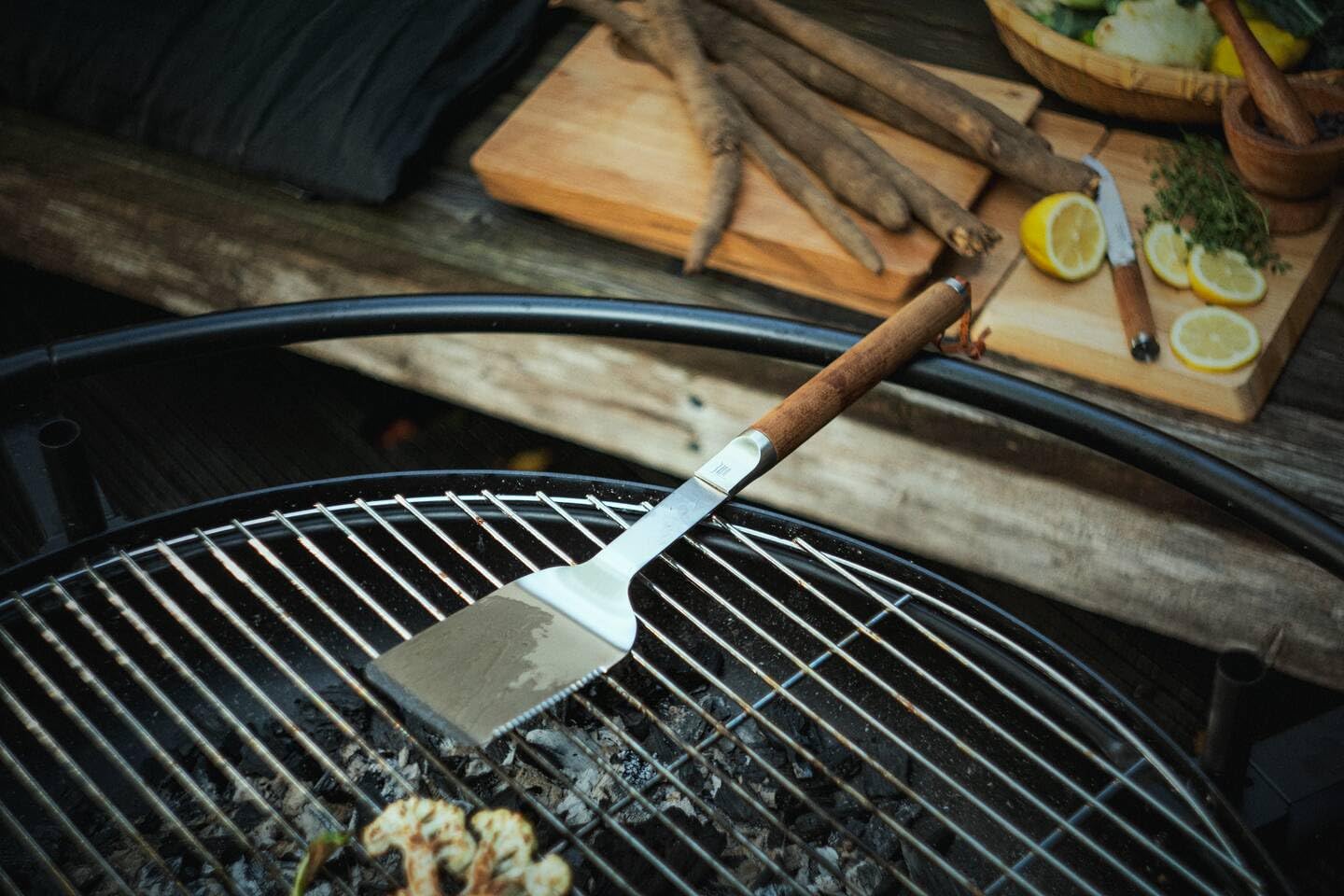 Fiskars Norden Grill Chef Grillbesteck, 2-teiliges Set, Spatel und Zange | Ideal für die Verwendung im Freien, Edelstahl/Birkenholz, 1066552