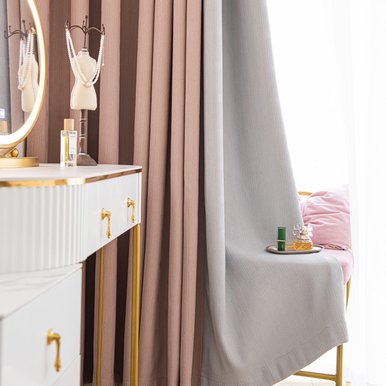 Rideaux opaques patchwork rose et gris pour créer un nid douillet dans la chambre