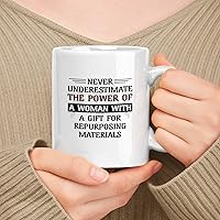 Vista 26 de Taza de cerámica blanca de 11 oz de regalo para mujer, nunca subestimes el poder de la mujer con un regalo para liderazgo y tutoría en atención