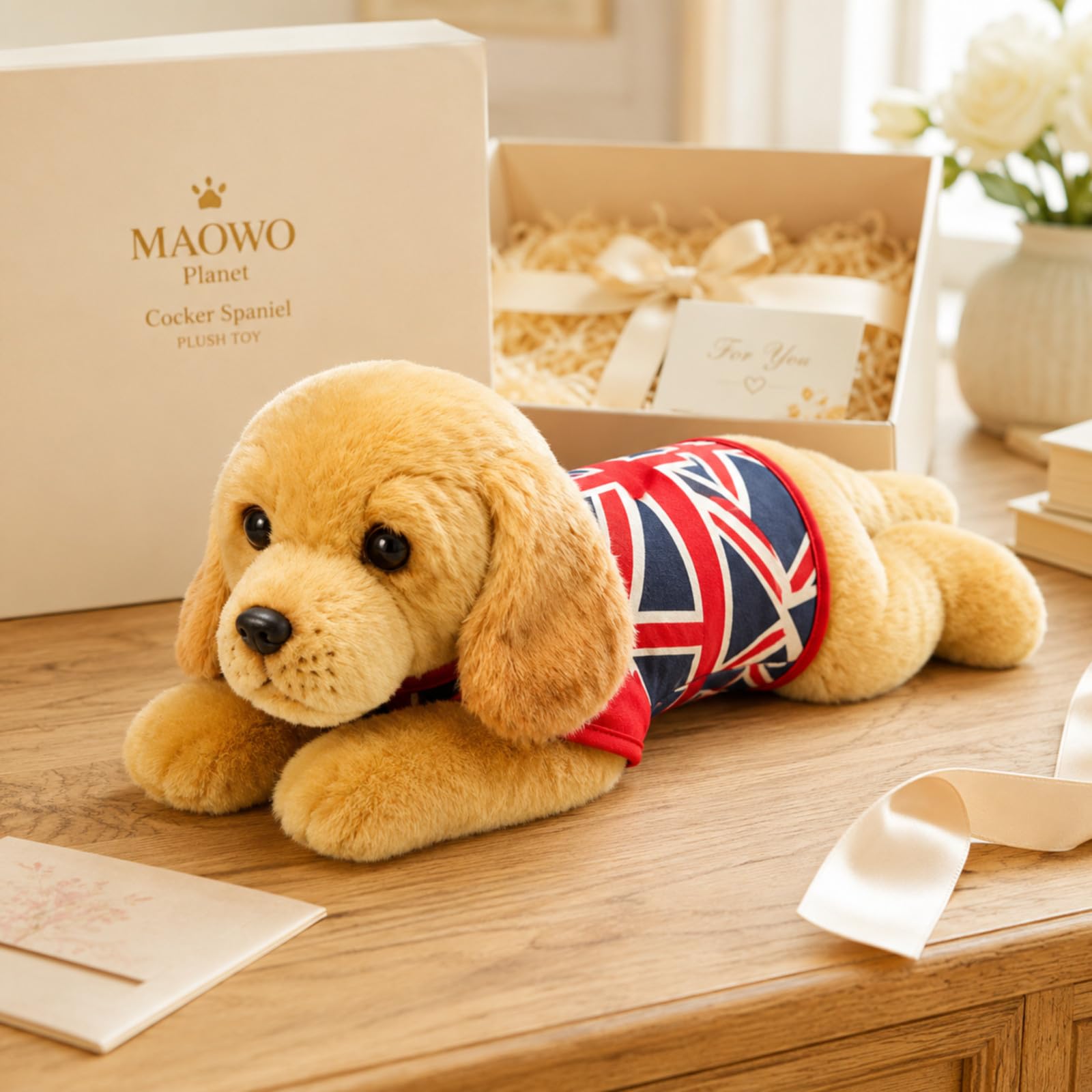 Labrador - Peluche per cani, con gilet Union Jack, realistico cucciolo dorato, morbida pelliccia sintetica e zampe ponderate, regalo souvenir britannico per gli amanti dei cani, 37 cm