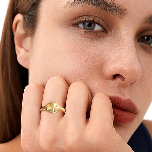 Vista 6 de YeGieonr Anillos de oro para mujer, no se deslustra, anillo de acero inoxidable impermeable chapado en oro de 18 quilates, joyería de oro de moda