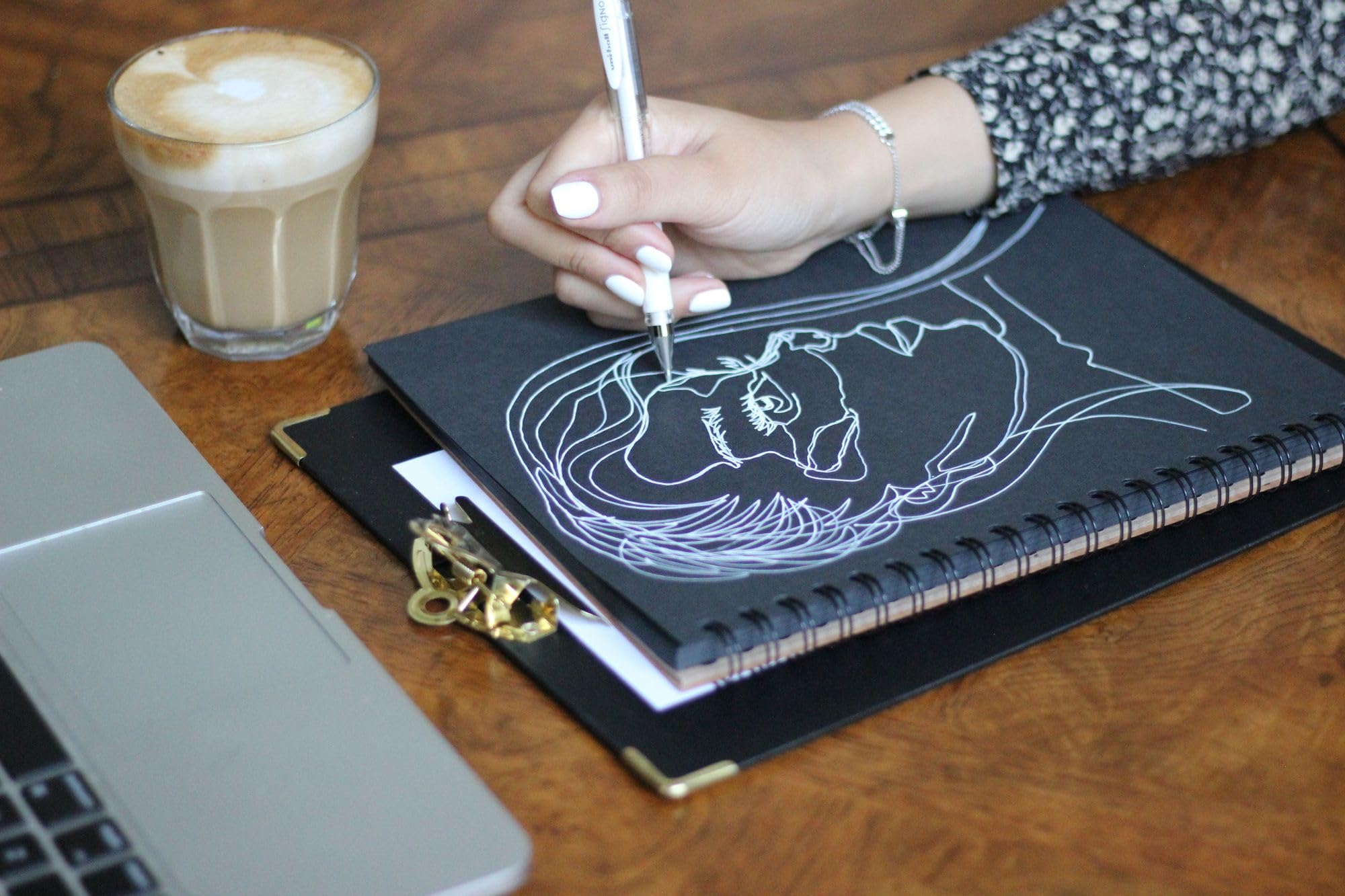 Çizgisiz Karartma Defteri, 20 x 25 cm: Spiral Ciltli Siyah Kağıt Defter, 55 Sayfa, Geri Dönüştürülmüş ve Sürdürülebilir, Görsel Not Alma için Renkli Eskiz Defteri, 2'li Set