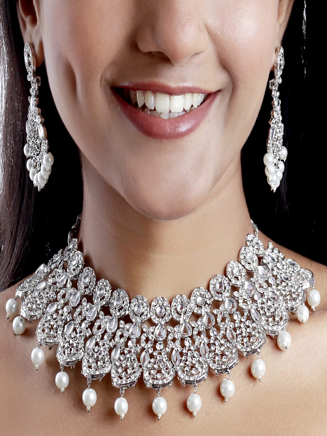 Samyuktha Damski etniczny design austriacki diamentowy choker naszyjnik kolczyk z Maangtikka - biały, metal, bez kamieni szlachetnych, Metal, Bez kamieni szlachetnych