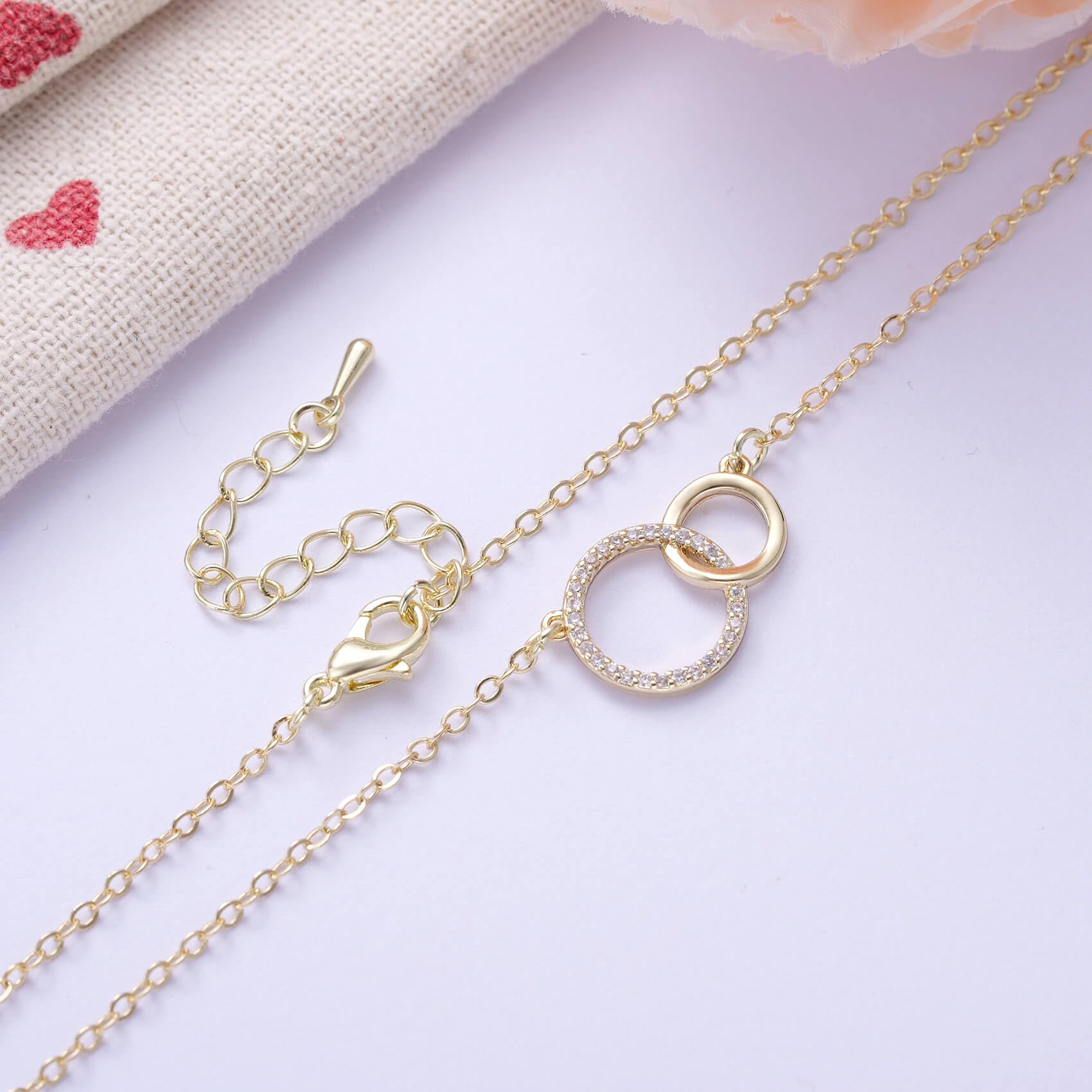 Kvekstio Wedding Day Mother of the Bride/Groom Gift, Minimalist Interlocking Circles Pendant Necklace Jewelry Gift for Mother