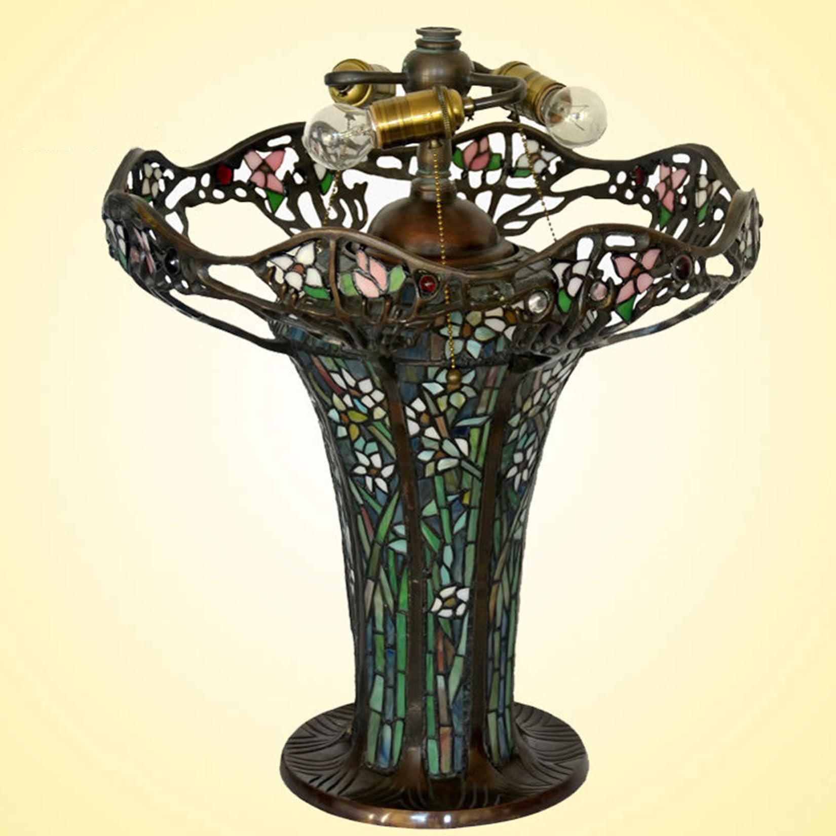 BOTOWI Tiffany Estilo Antiguo Lámpara de Mesa de la Serie de 18 "de Ancho Telaraña Vidrieras Pantalla de 3 Luces de Bronce Base de Escritorio de luz Familia de iluminación de la lámpara Dormitorio