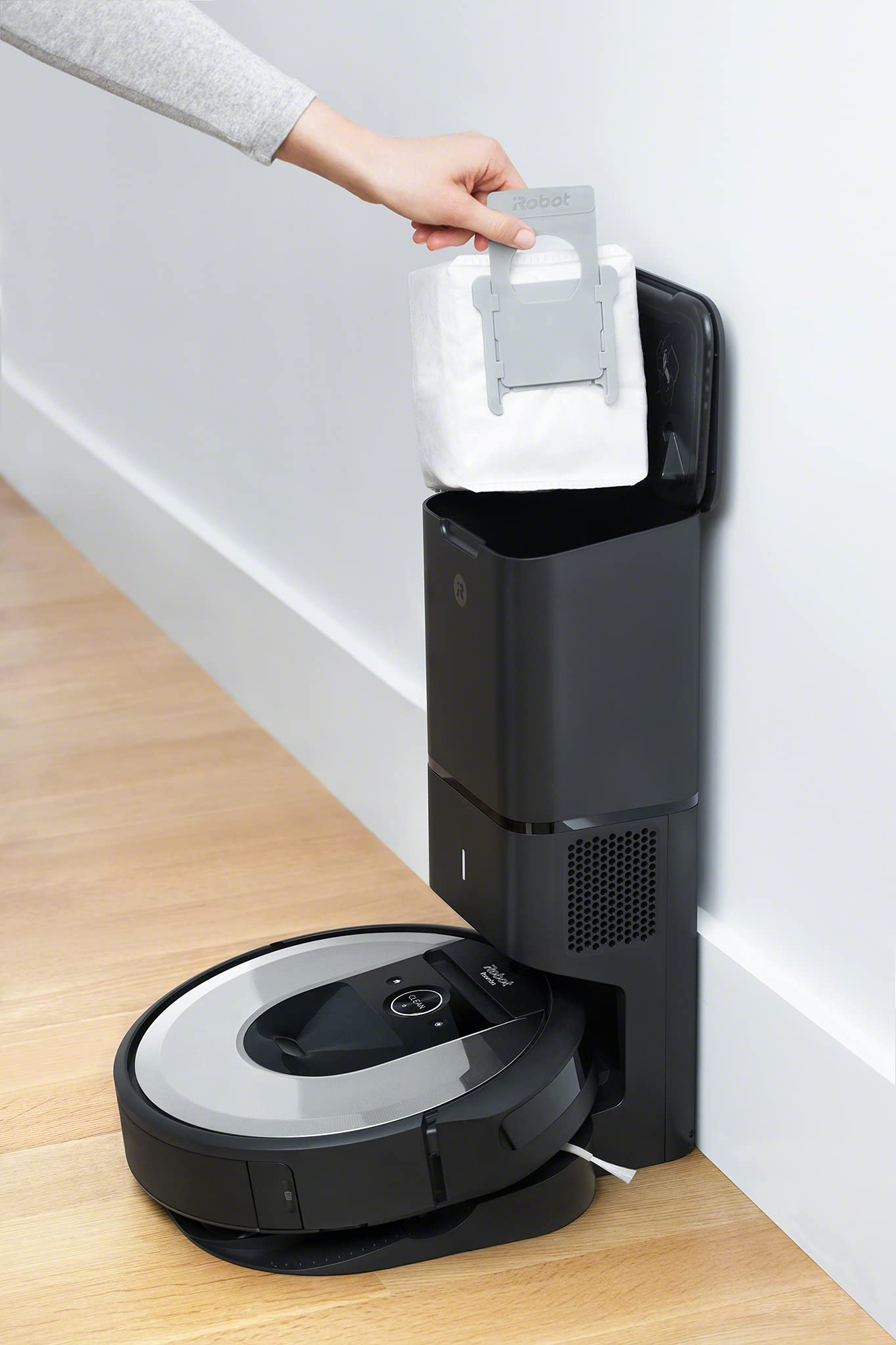 iRobot Aspirador Roomba i7+ (i7556) con Vaciado automático, Alta Potencia, para Mascotas, Programa por habitación, Limpia por Objeto + Pack de 3 Bolsas de Vaciado de la Suciedad Roomba