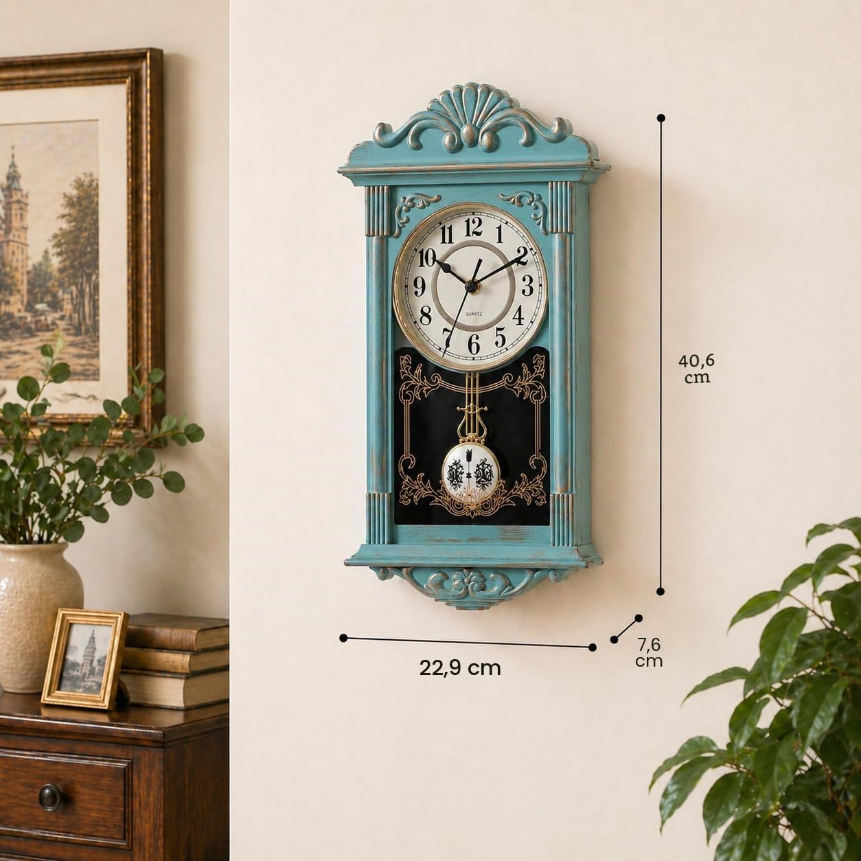 Clockswise Vintage Großvater Holzoptik Kunststoff Pendel Dekorative Batteriebetriebene Wanduhr für Büro, Heimdekoration, Wohnzimmer, Küche oder Esszimmer, Blau mit Gold Distressed Design