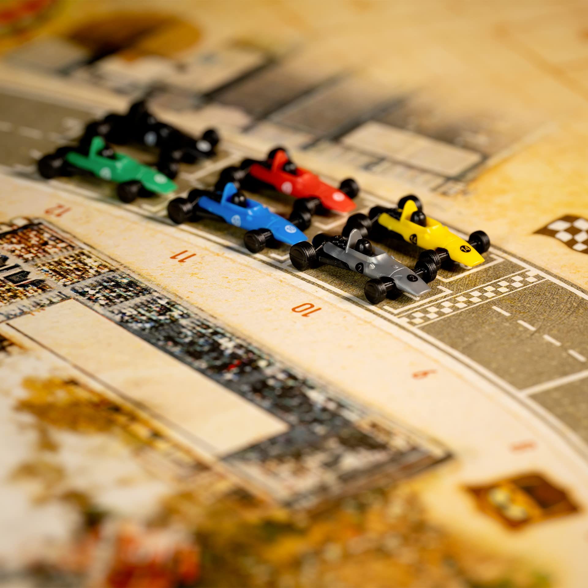 Asmodee Heat, Juego de Mesa de Estrategia y Carreras de Coches Clásicos y Gestión de Motor, A Partir de 10 Años, De 1 a 6 Jugadores, 60 Minutos por Partida, Español