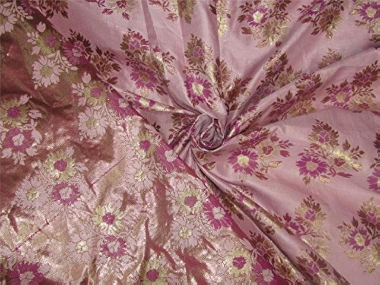Tissu brocart rose lilas et doré pour une décoration de mariage chic