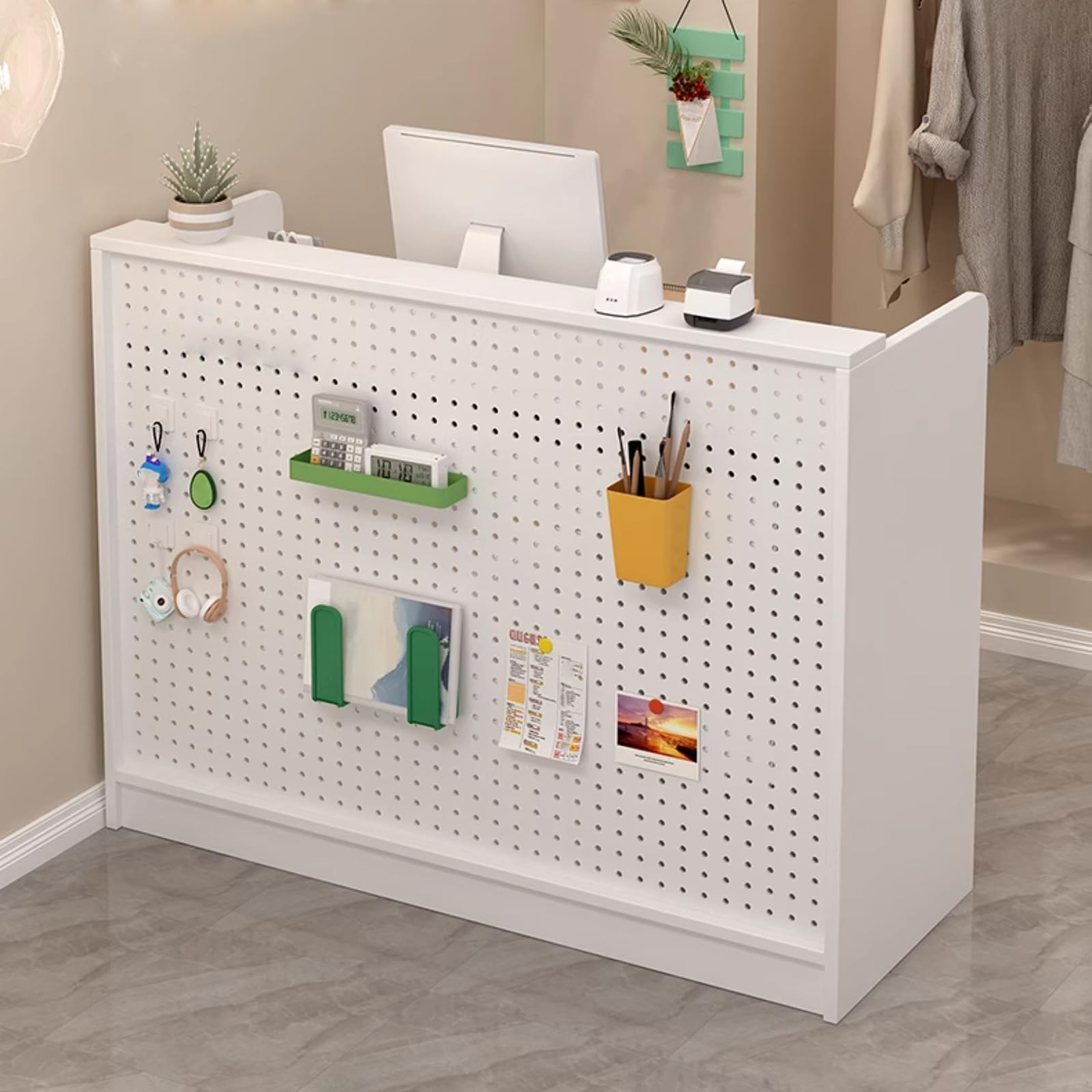 Bureau de réception en bois avec panneau perforé personnalisable pour optimiser votre caisse