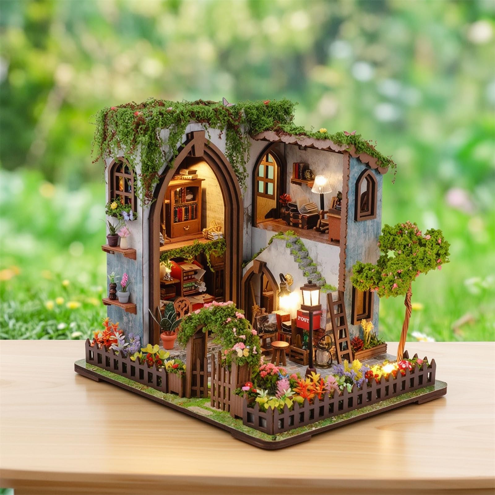 Casa in Miniatura Kit Fai da Te Modello Edificio Diorama Architettonico Scena Artistica con Arredi Miniature Fiori E Vegetazione Base Recintata E