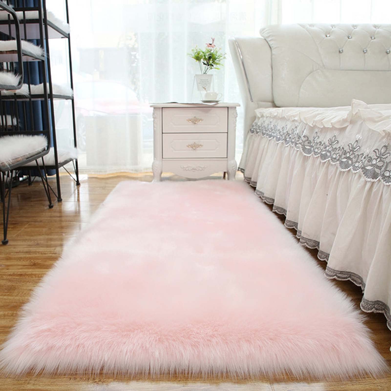 Tapis en fausse fourrure 100x100 cm doux et moderne pour habiller le sol de votre chambre