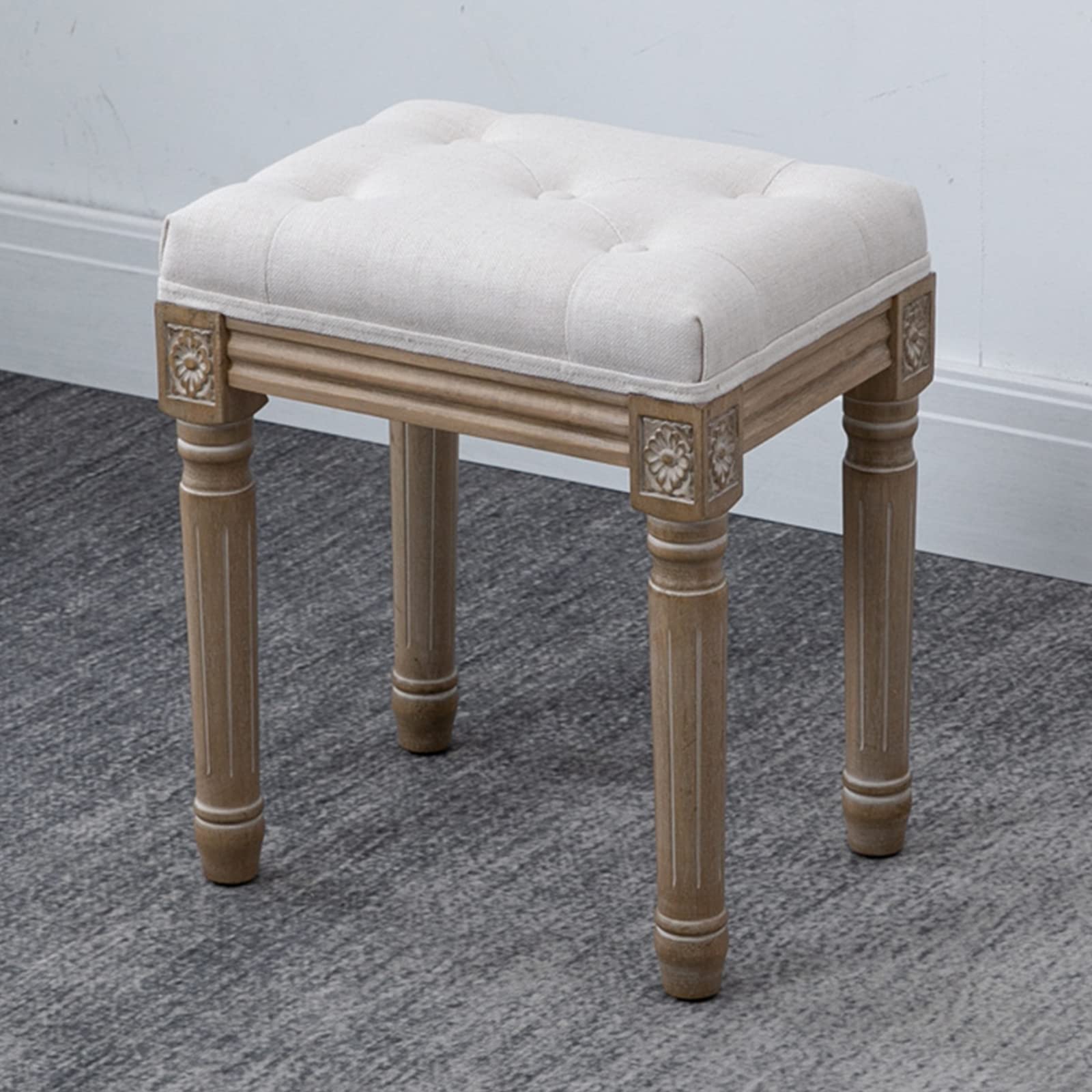 Pouf capitonné en lin et bois d'hévéa sculpté pour un salon chic