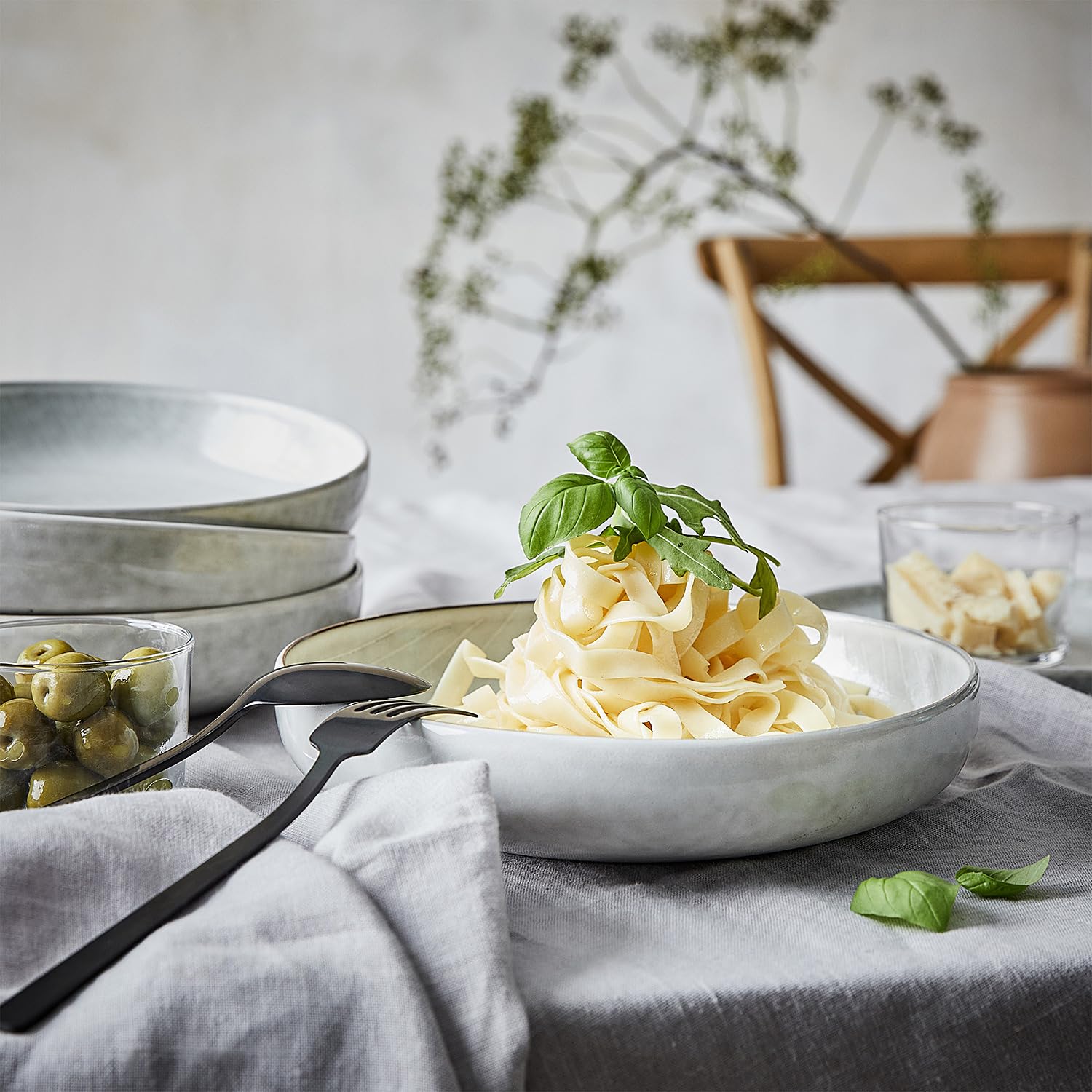 BUTLERS 4er-Set Pastateller Steinzeug - HENLEY - spülmaschinenfest | Farbe Grau - ø 23 cm - Suppenteller für Eintöpfe & Salate - Nudelteller für Pasta & Risotto - reaktive Glasur