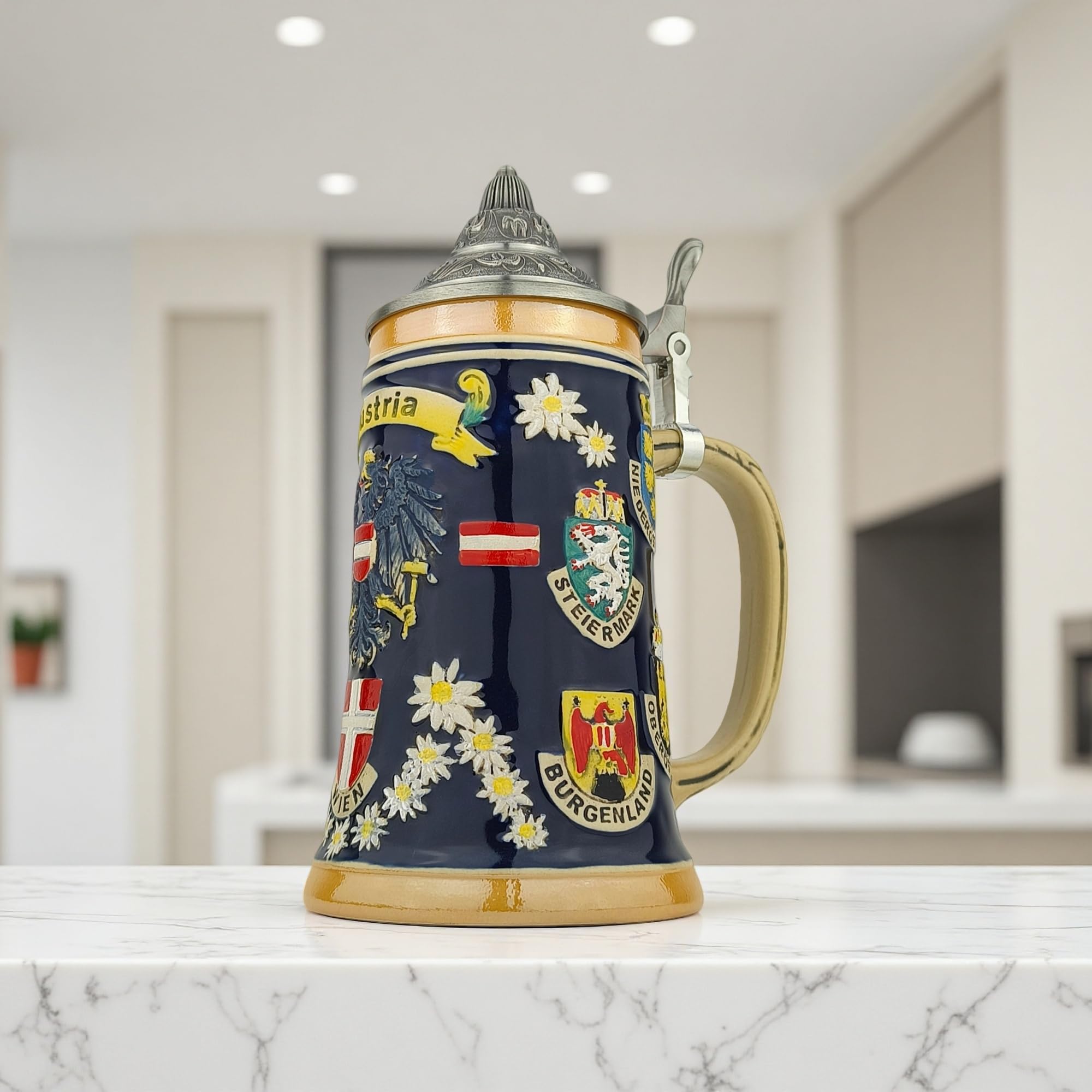 Bierkrug mit Deckel 0,7L mit Österreich-Motiv – Steinkrug mit Bundesländer-Wappen und Edelweiß-Dekor – Souvenir & Geschenkidee